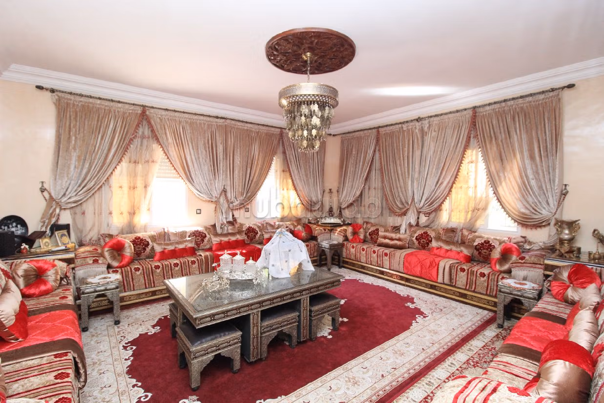 Maestosa residenza di lusso in vendita a Founti. 8 locali spaziosi. Camino e climatizzatore. 