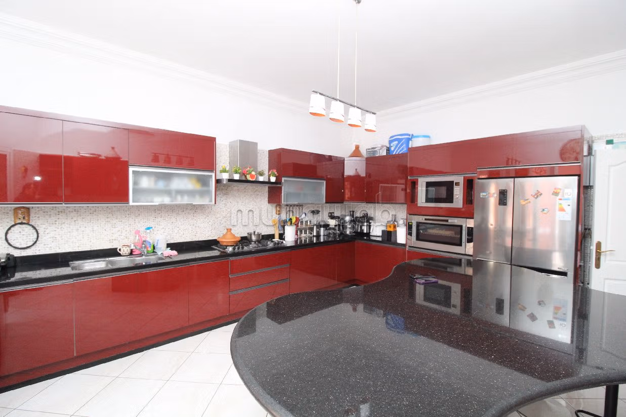 Maestosa residenza di lusso in vendita a Founti. 8 locali spaziosi. Camino e climatizzatore. 