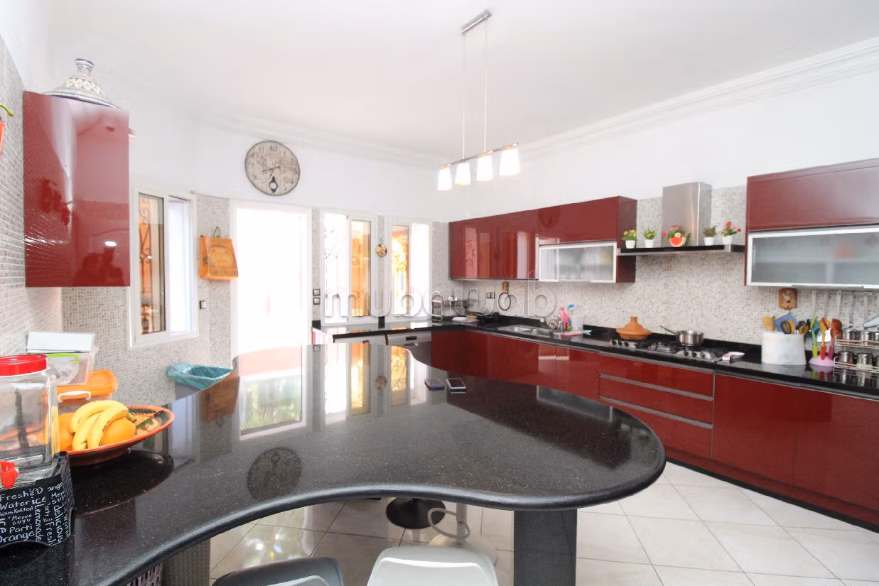 Maestosa residenza di lusso in vendita a Founti. 8 locali spaziosi. Camino e climatizzatore. 