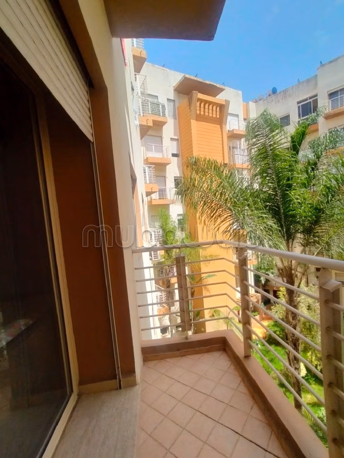 Splendido appartamento in vendita. 3 camere da letto. Camino e servizio di concierge.