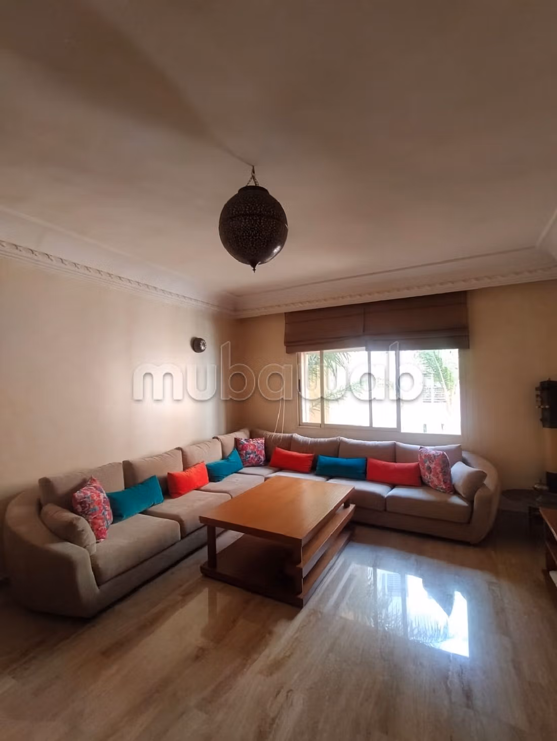 Splendido appartamento in vendita. 3 camere da letto. Camino e servizio di concierge.