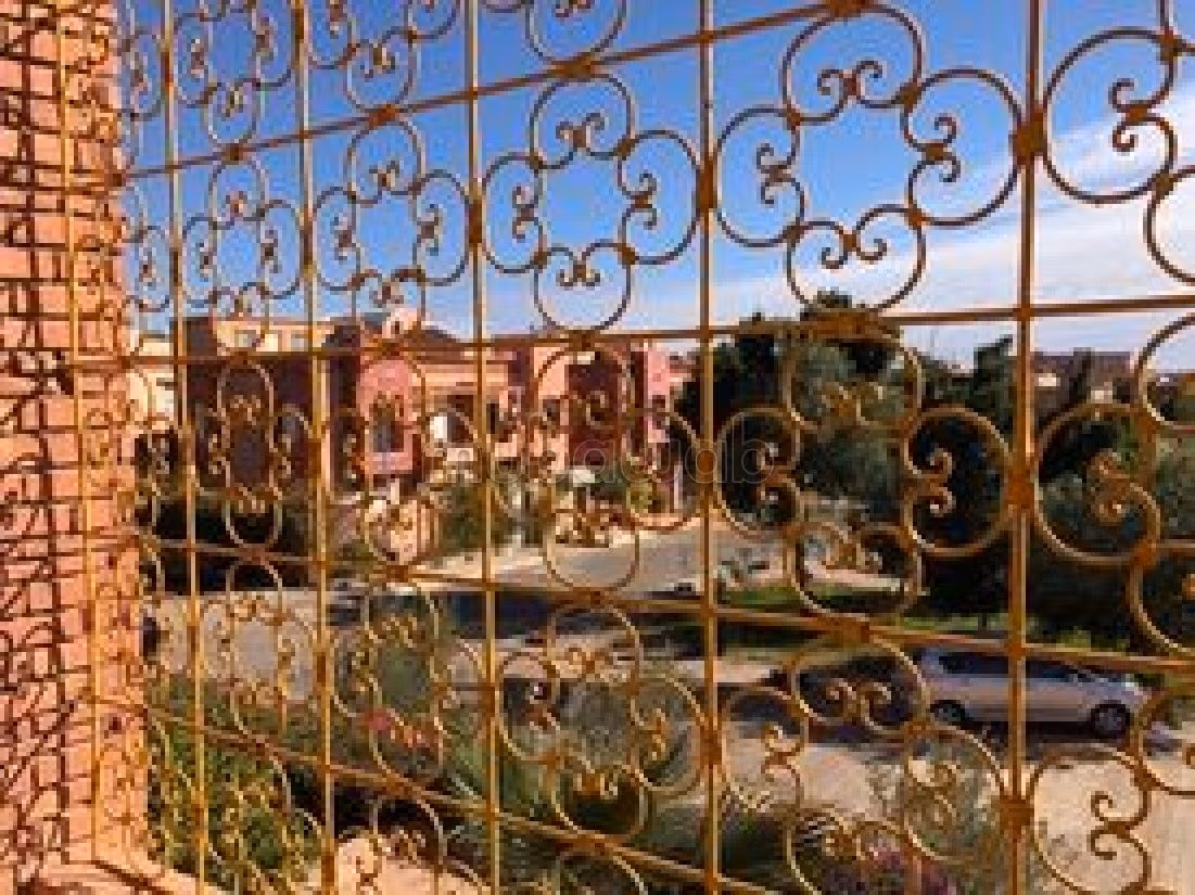 فيلا ممتازة للبيع بطريق اسفي. المساحة الإجمالية 160 م². شرفة وحديقة. 