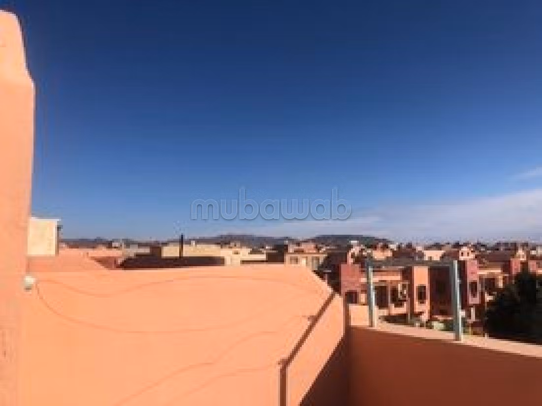 فيلا ممتازة للبيع بطريق اسفي. المساحة الإجمالية 160 م². شرفة وحديقة. 