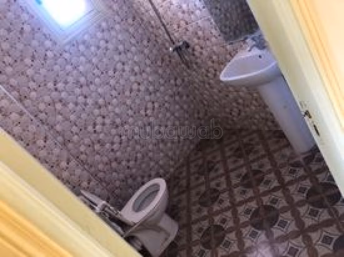 فيلا ممتازة للبيع بطريق اسفي. المساحة الإجمالية 160 م². شرفة وحديقة. 