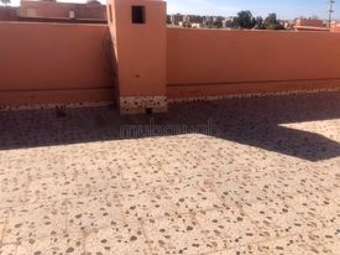 فيلا ممتازة للبيع بطريق اسفي. المساحة الإجمالية 160 م². شرفة وحديقة. 