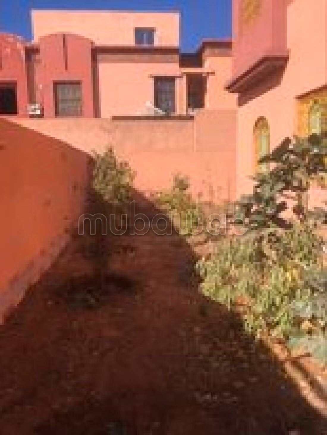 فيلا ممتازة للبيع بطريق اسفي. المساحة الإجمالية 160 م². شرفة وحديقة. 