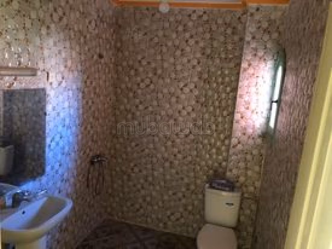 فيلا ممتازة للبيع بطريق اسفي. المساحة الإجمالية 160 م². شرفة وحديقة. 