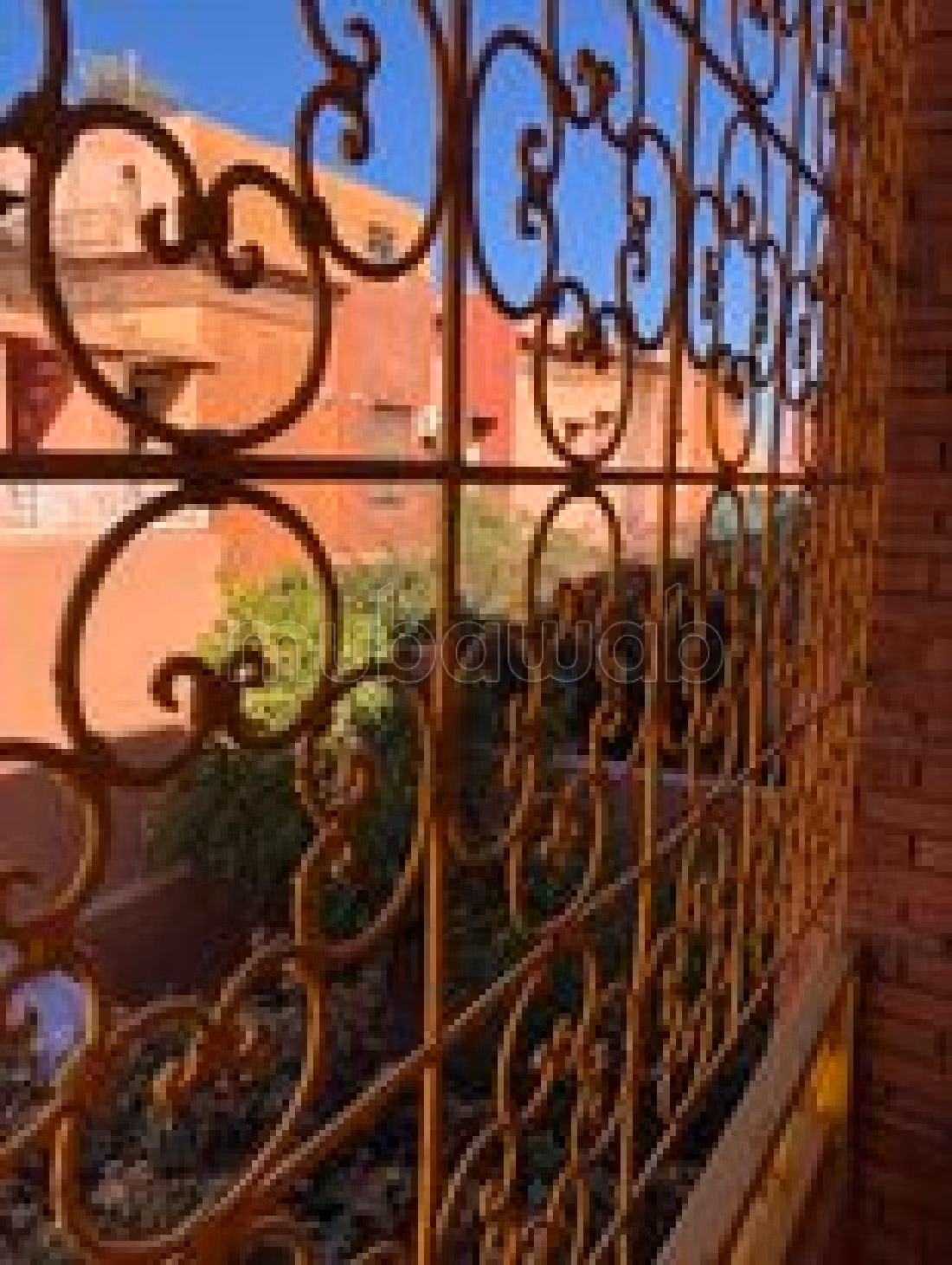 فيلا ممتازة للبيع بطريق اسفي. المساحة الإجمالية 160 م². شرفة وحديقة. 