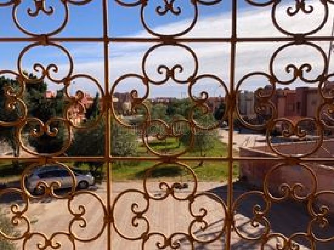 فيلا ممتازة للبيع بطريق اسفي. المساحة الإجمالية 160 م². شرفة وحديقة. 