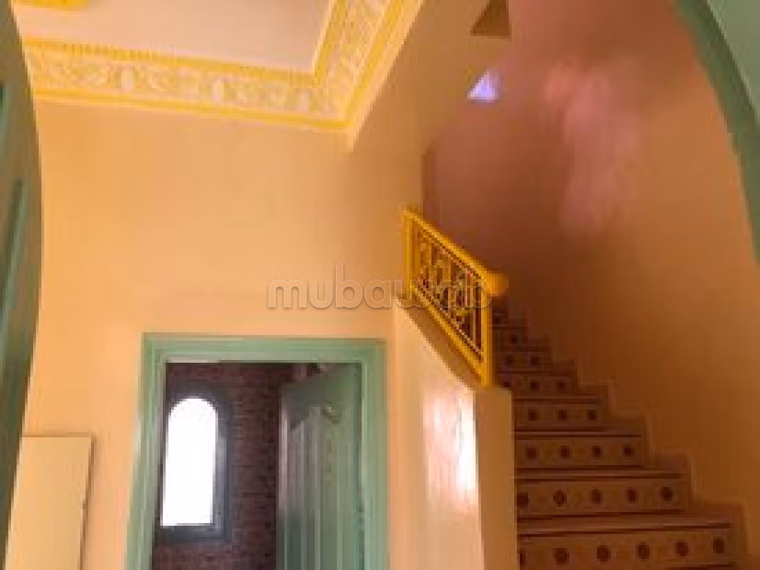 فيلا ممتازة للبيع بطريق اسفي. المساحة الإجمالية 160 م². شرفة وحديقة. 