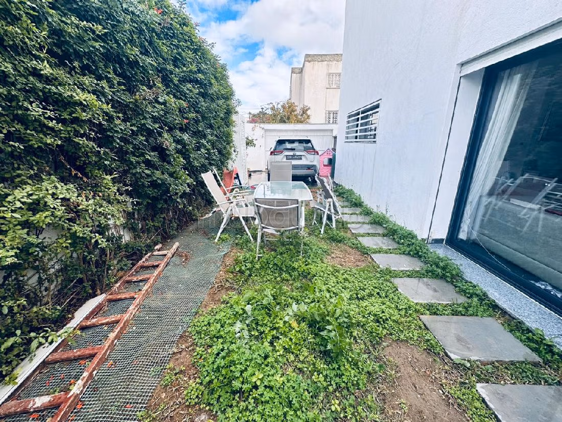 Duplex avec jardin á la Marsa