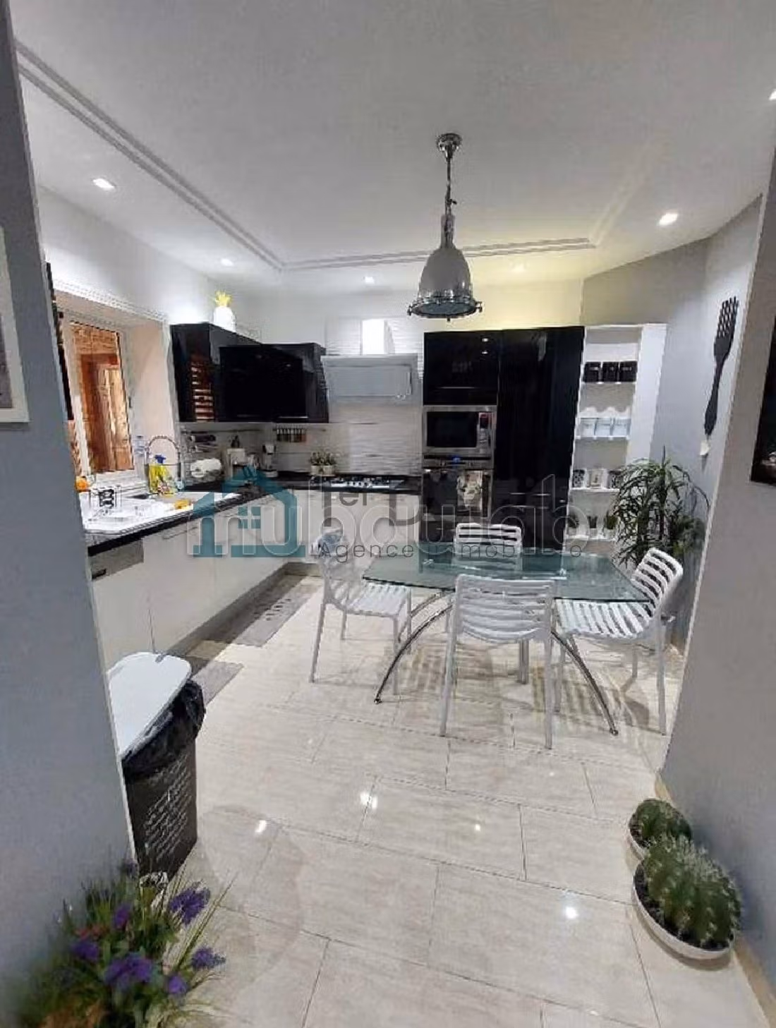 Sell apartment. Area of 140 m². Fully equipped kitchen. 