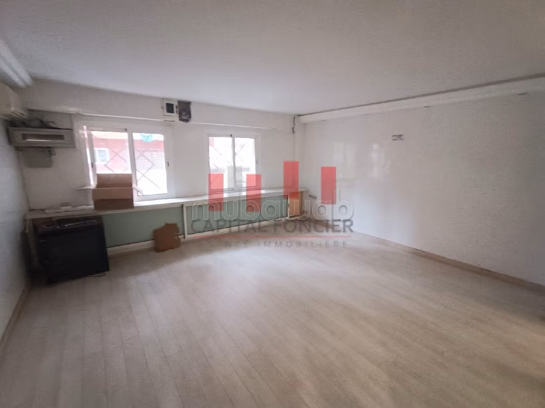 Oficinas y locales comerciales en alquiler en Bourgogne Est. Superficie de 200 m². 