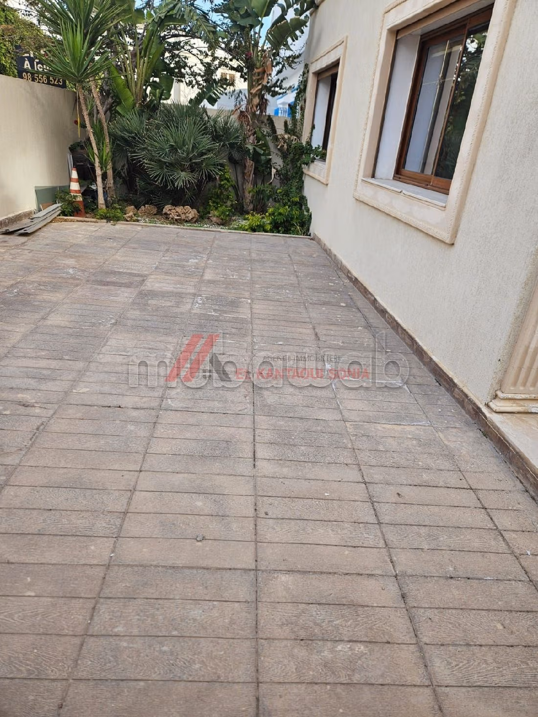 شقة رائعة للبيع. 2 غرف. حديقة ومرآب