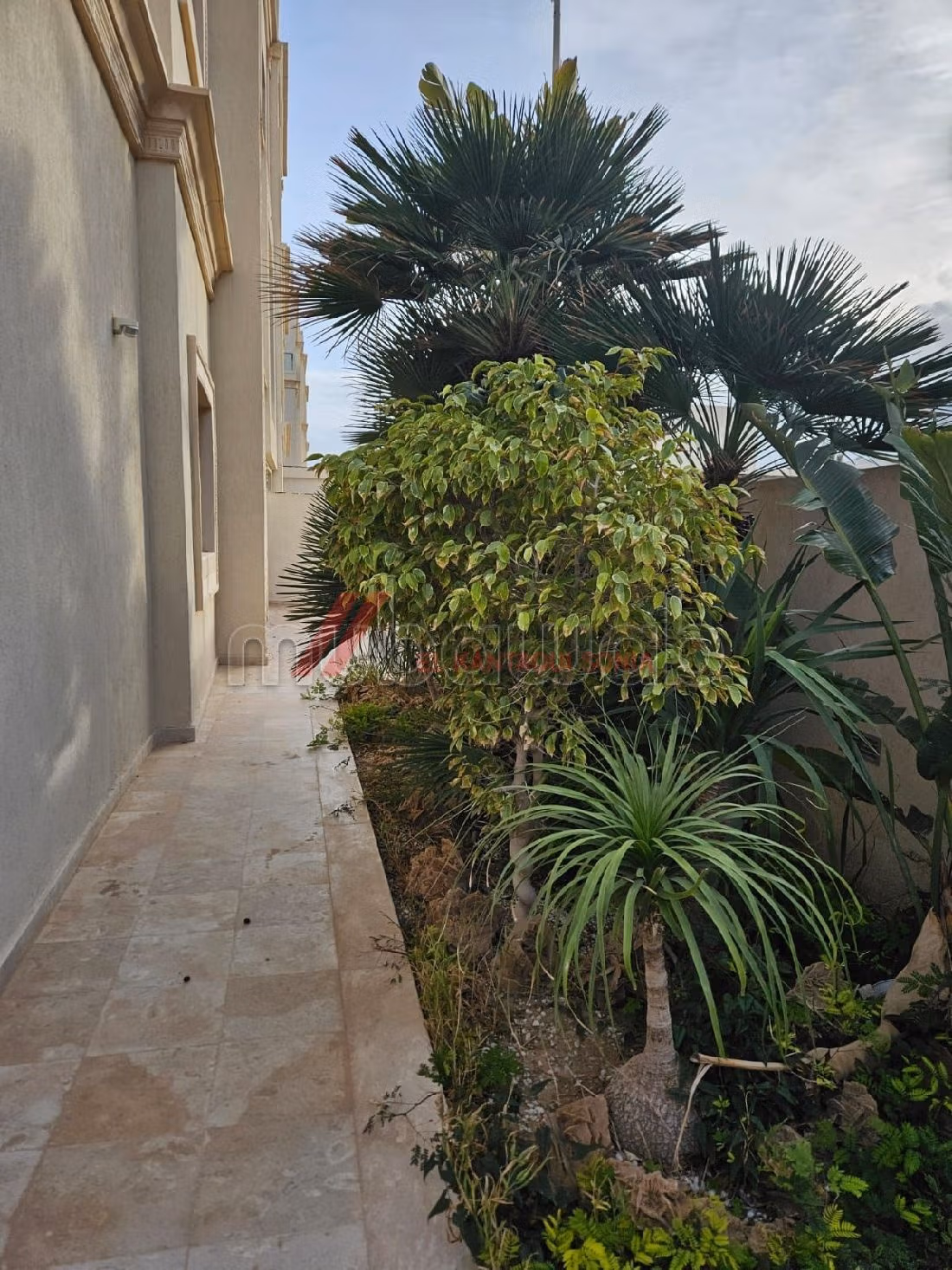 شقة رائعة للبيع. 2 غرف. حديقة ومرآب