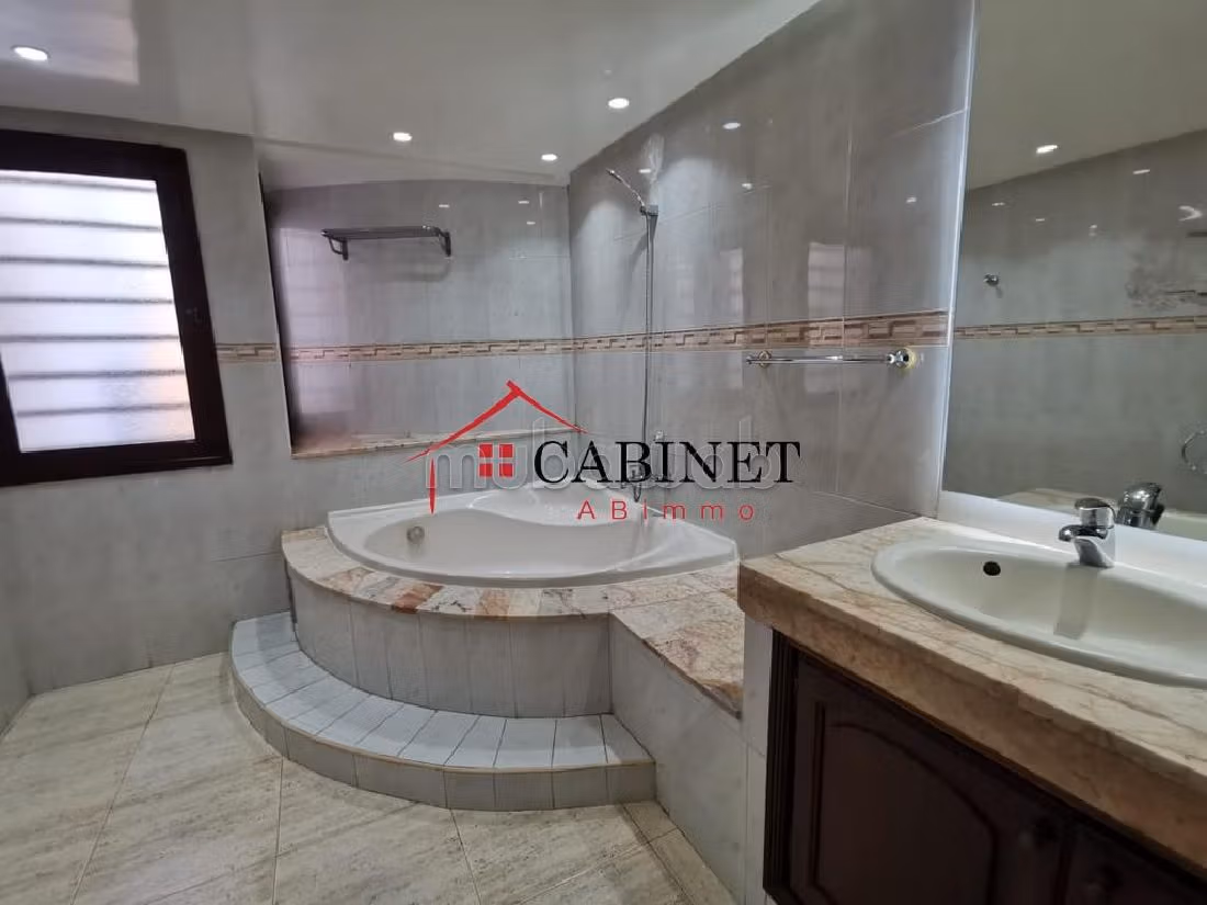 In de verhuur: villa's en luxe woningen in Souissi. 8 Ruimtes. Gemeubileerd.