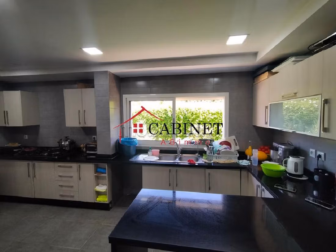 Lujosa villa en alquiler en Souissi. Área total 2000 m². Doble acristalamiento y puerta blindada. 