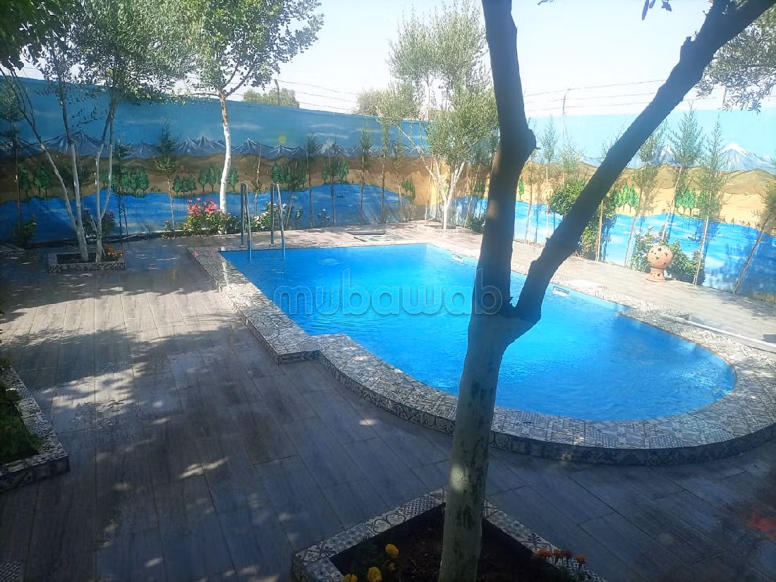 Esplendida villa en venta en Jamaa el Kbir. Pequeña superficie 430 m². está amueblado con buen gusto. 