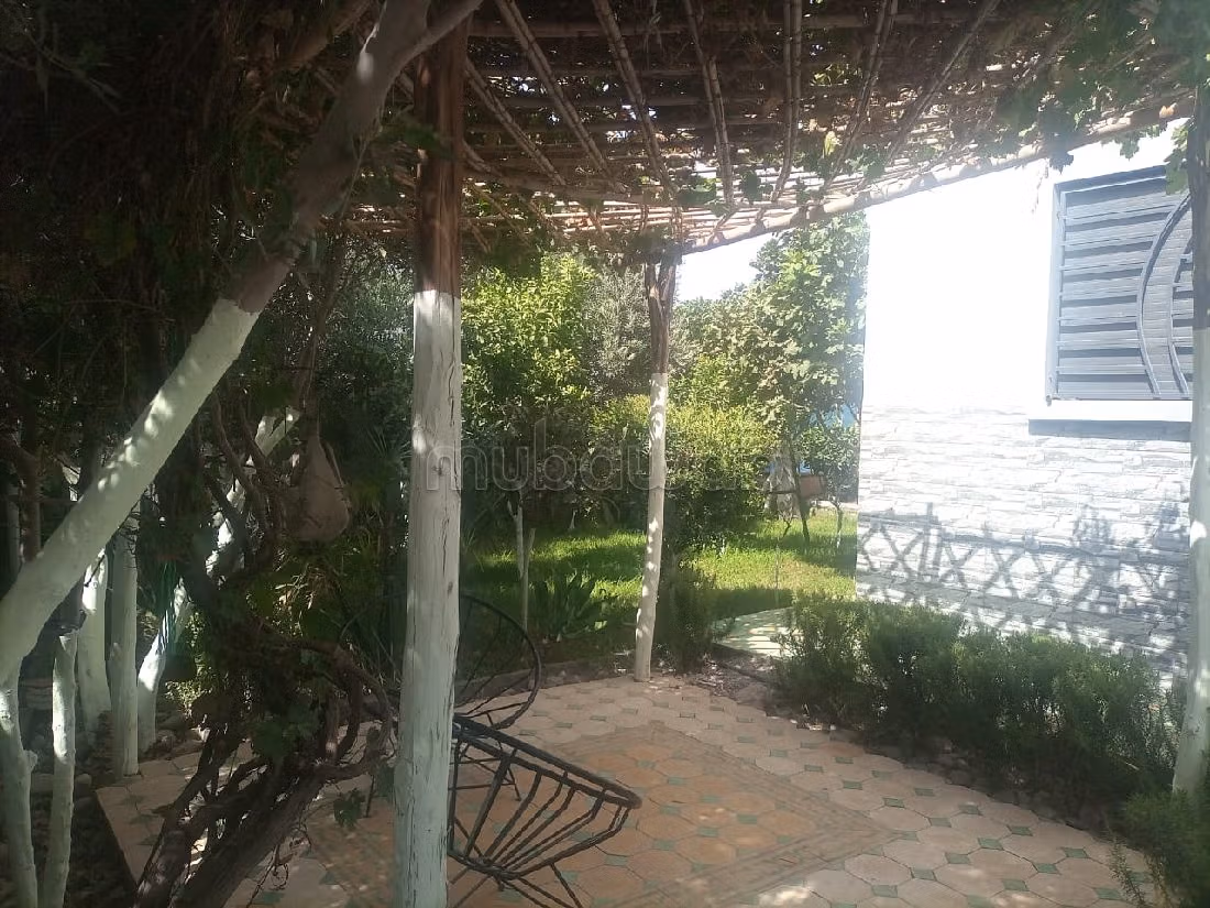 Esplendida villa en venta en Jamaa el Kbir. Pequeña superficie 430 m². está amueblado con buen gusto. 