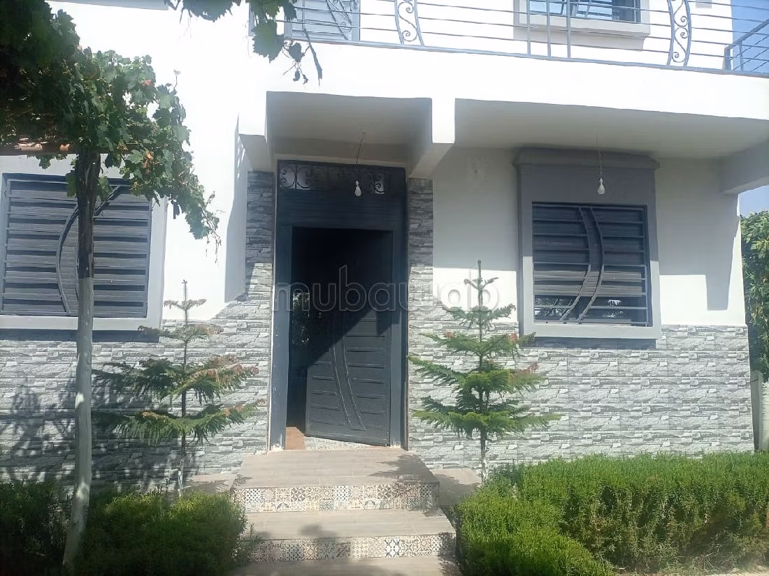 Esplendida villa en venta en Jamaa el Kbir. Pequeña superficie 430 m². está amueblado con buen gusto. 