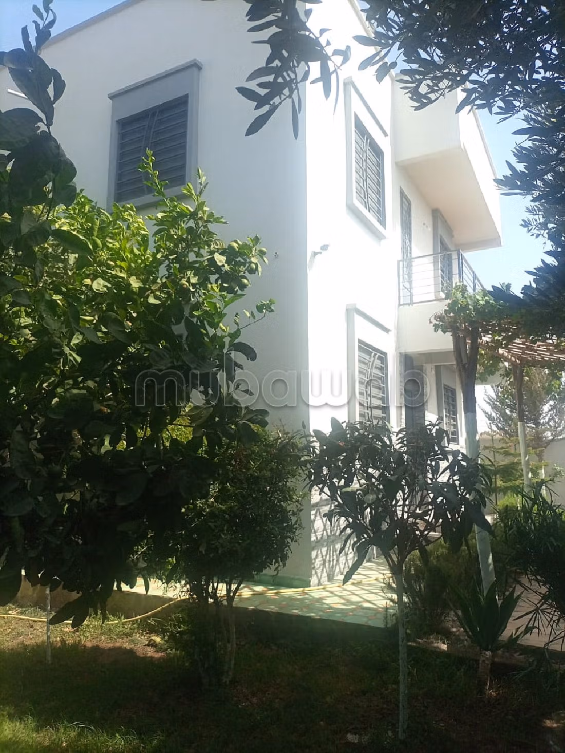 Esplendida villa en venta en Jamaa el Kbir. Pequeña superficie 430 m². está amueblado con buen gusto. 