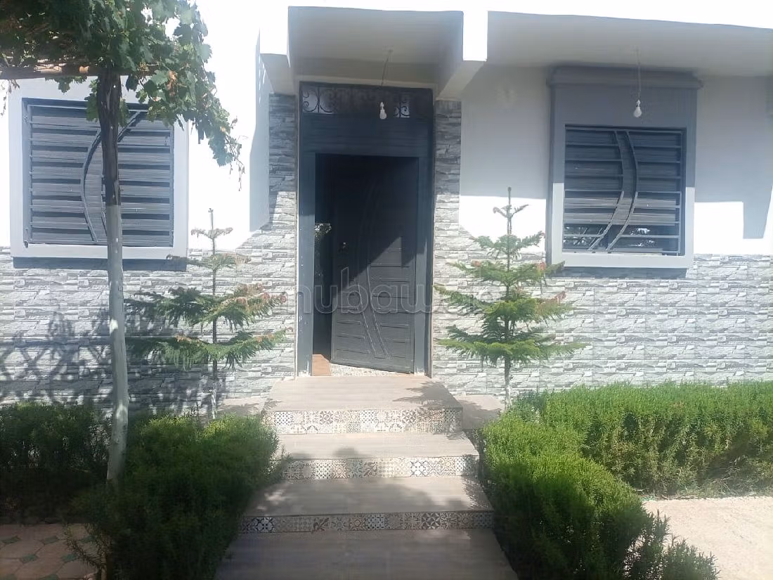 Esplendida villa en venta en Jamaa el Kbir. Pequeña superficie 430 m². está amueblado con buen gusto. 