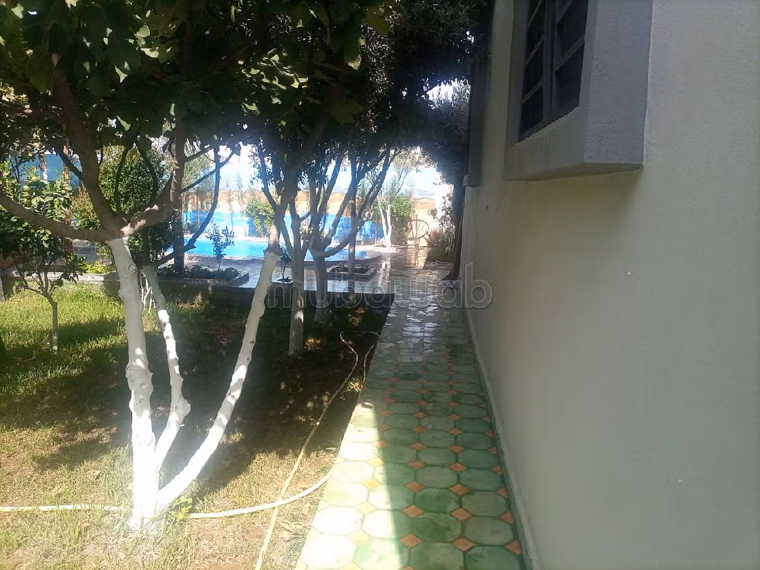 Esplendida villa en venta en Jamaa el Kbir. Pequeña superficie 430 m². está amueblado con buen gusto. 