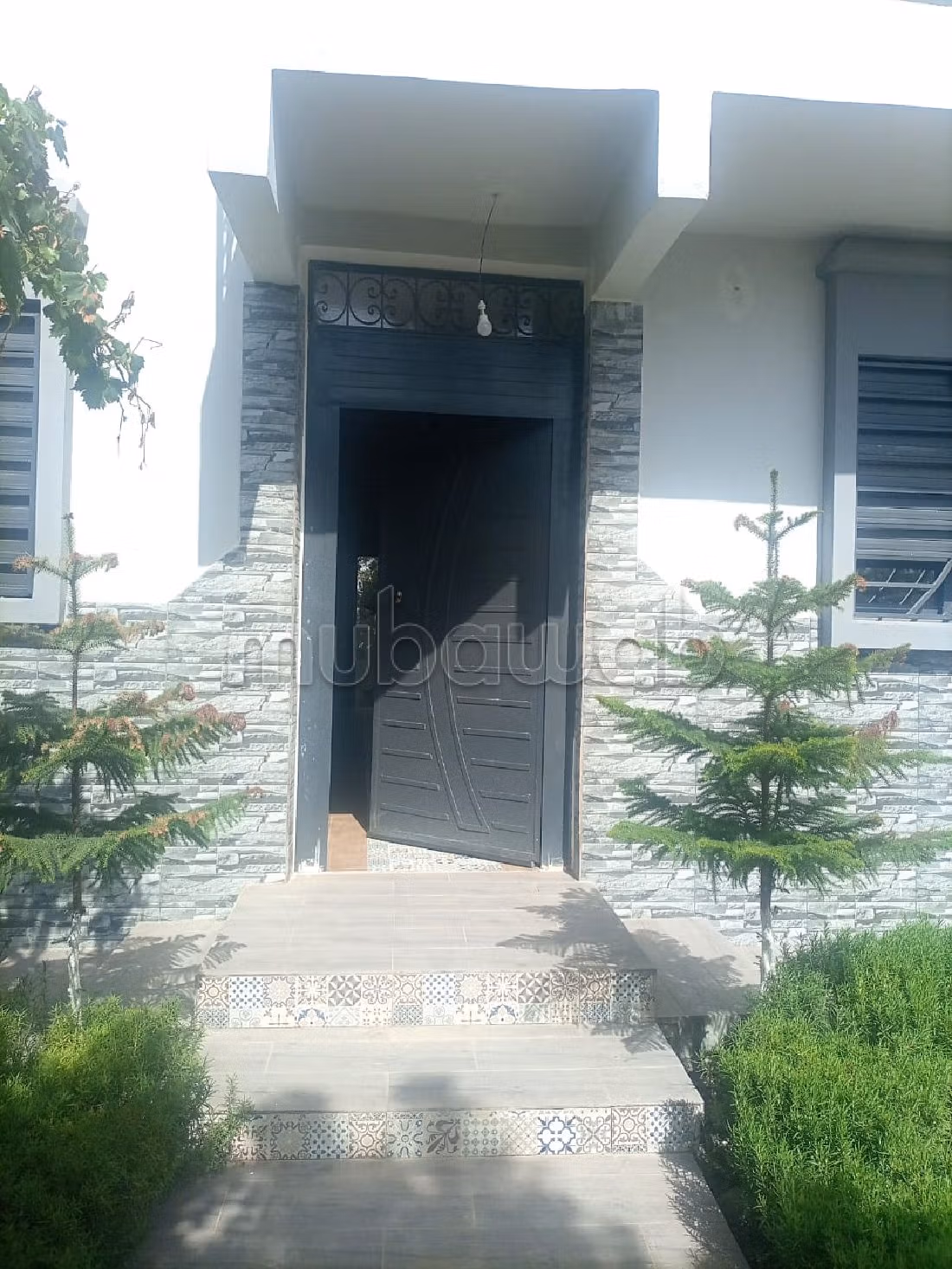 Esplendida villa en venta en Jamaa el Kbir. Pequeña superficie 430 m². está amueblado con buen gusto. 