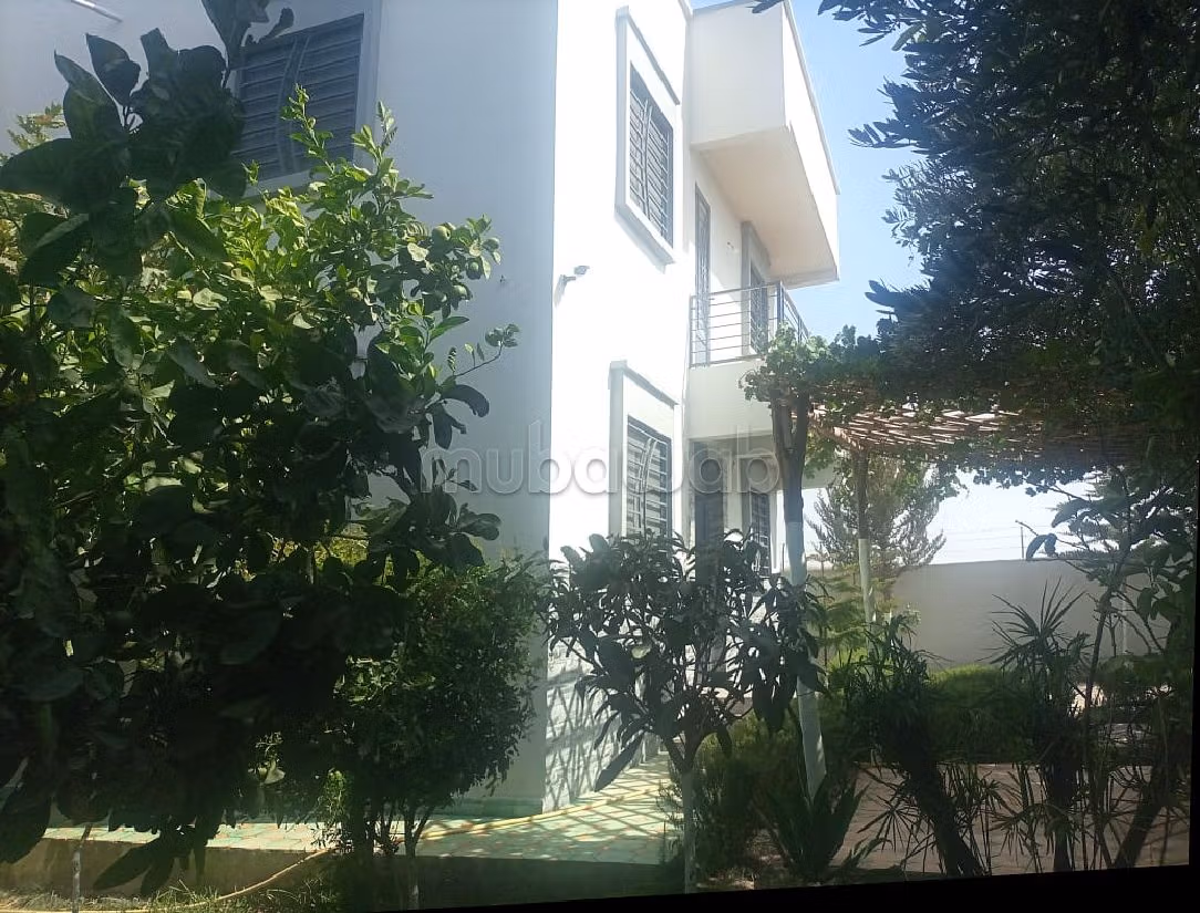Esplendida villa en venta en Jamaa el Kbir. Pequeña superficie 430 m². está amueblado con buen gusto. 