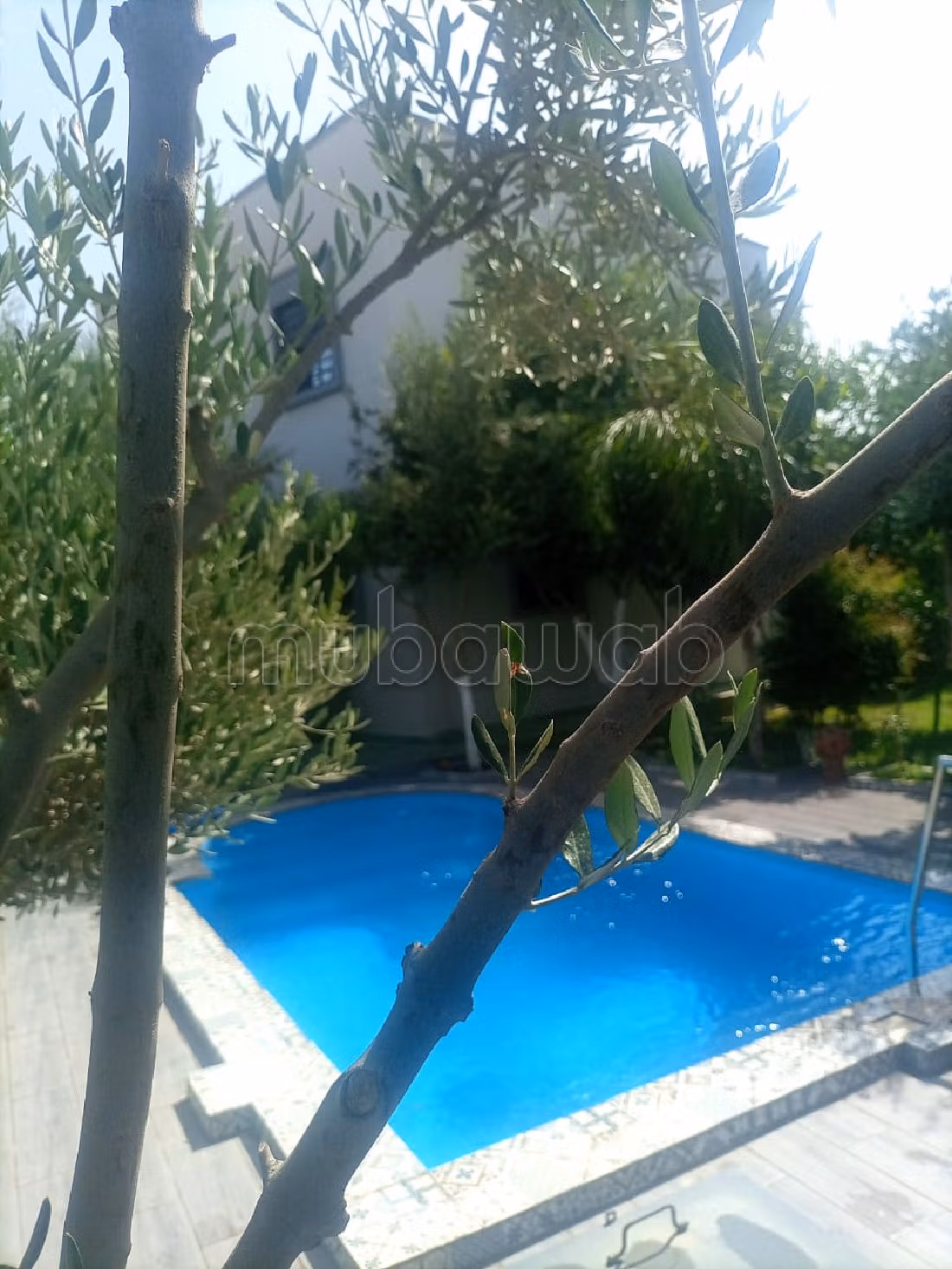 Esplendida villa en venta en Jamaa el Kbir. Pequeña superficie 430 m². está amueblado con buen gusto. 