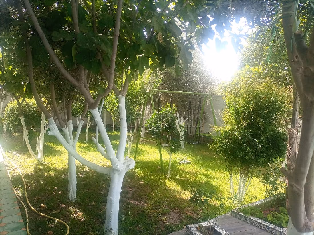 Esplendida villa en venta en Jamaa el Kbir. Pequeña superficie 430 m². está amueblado con buen gusto. 