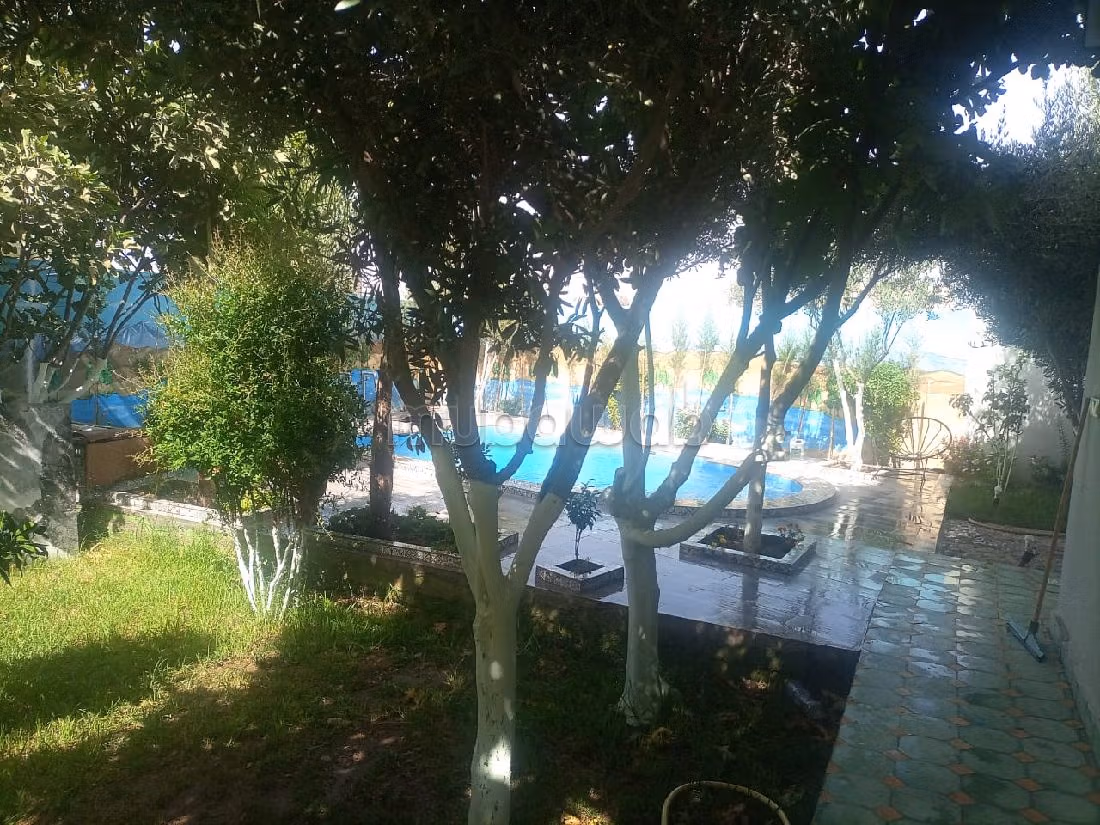 Esplendida villa en venta en Jamaa el Kbir. Pequeña superficie 430 m². está amueblado con buen gusto. 