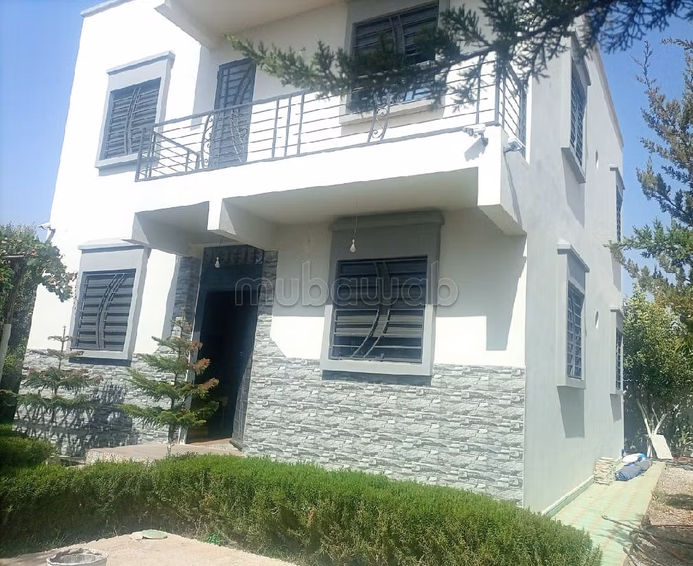 Esplendida villa en venta en Jamaa el Kbir. Pequeña superficie 430 m². está amueblado con buen gusto. 