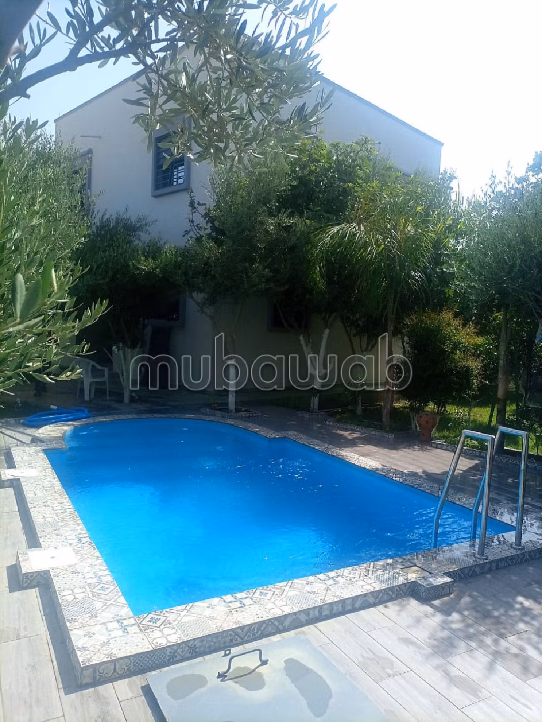 Esplendida villa en venta en Jamaa el Kbir. Pequeña superficie 430 m². está amueblado con buen gusto. 