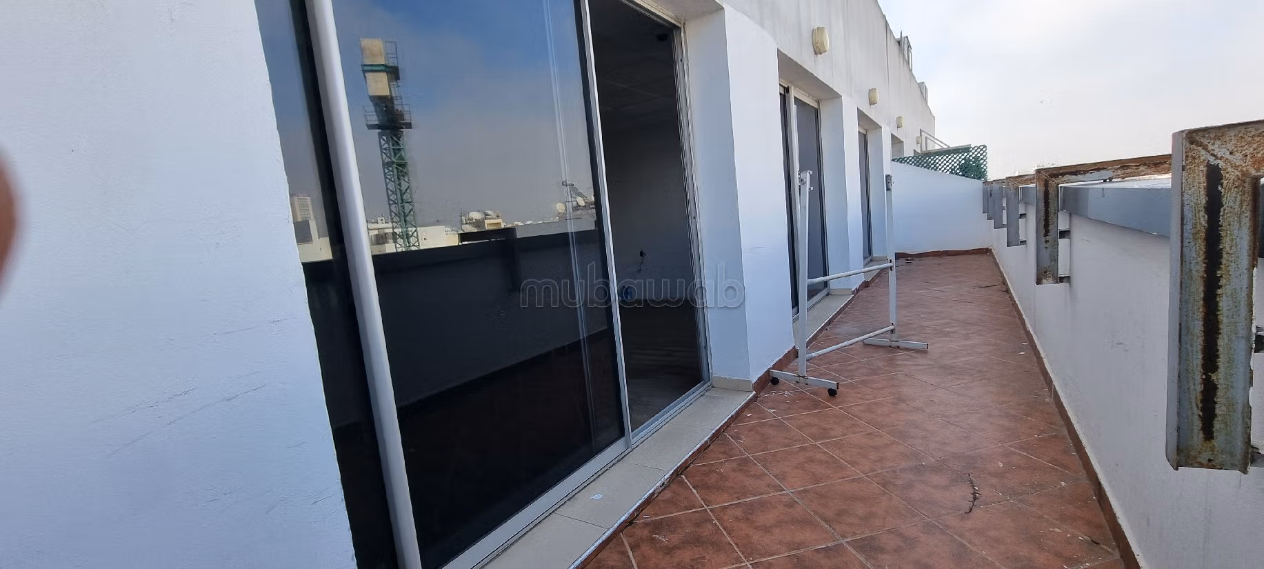 Comodo ufficio in affitto a Palmier. Superficie 129 m². Servizio di concierge e condizionatore. 