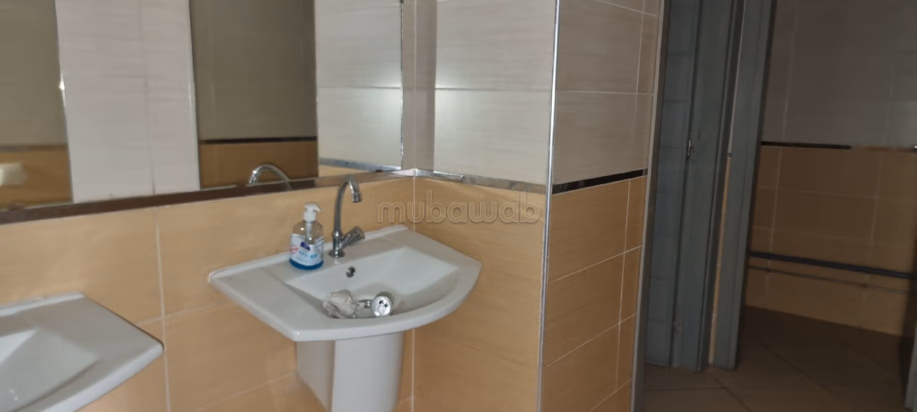 Comodo ufficio in affitto a Palmier. Superficie 129 m². Servizio di concierge e condizionatore. 