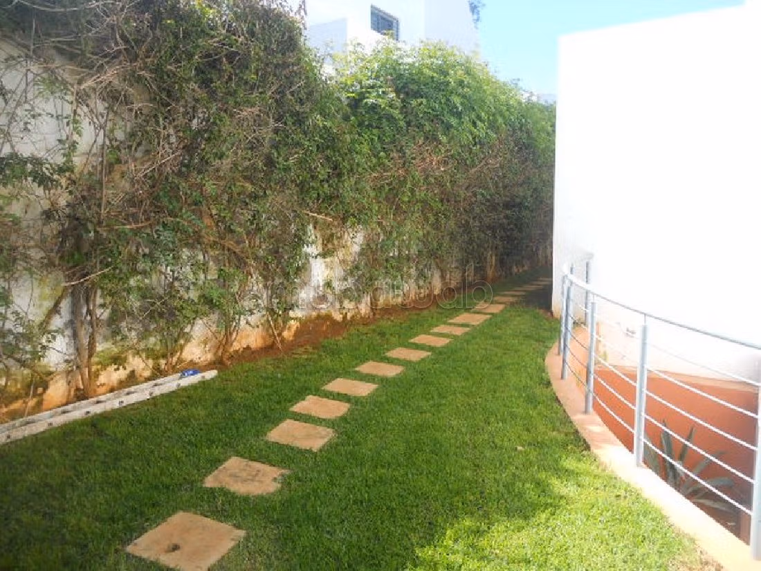 فيلا فخمة للايجار بعين الذياب. 4 غرف جميلة. مكيف للهواء وحوض للسباحة. 