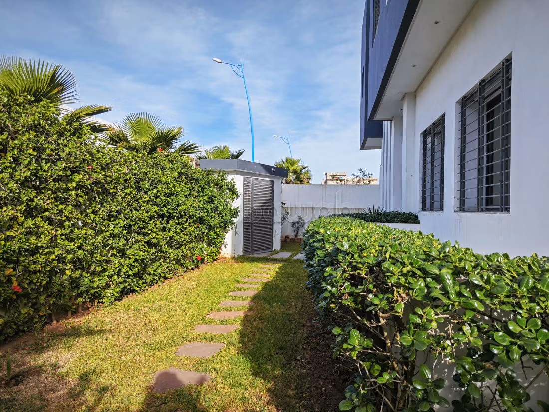 منزل فخم للبيع بدار بوعزة. 3 غرف رائعة. الراحة مع مكيف الهواء و مدفأة