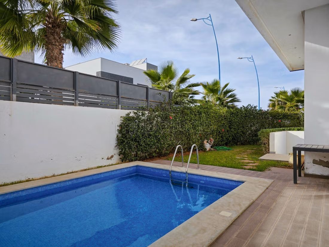 منزل فخم للبيع بدار بوعزة. 3 غرف رائعة. الراحة مع مكيف الهواء و مدفأة