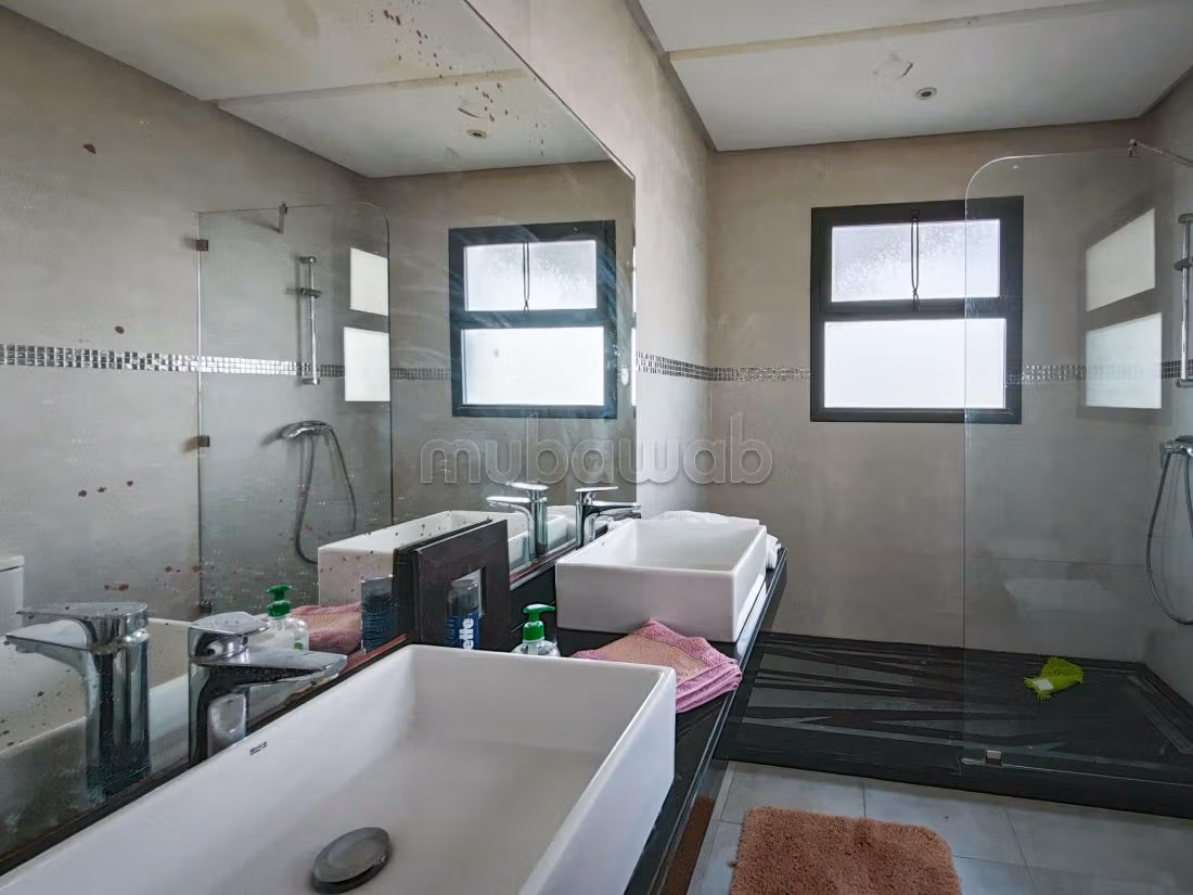 منزل فخم للبيع بدار بوعزة. 3 غرف رائعة. الراحة مع مكيف الهواء و مدفأة