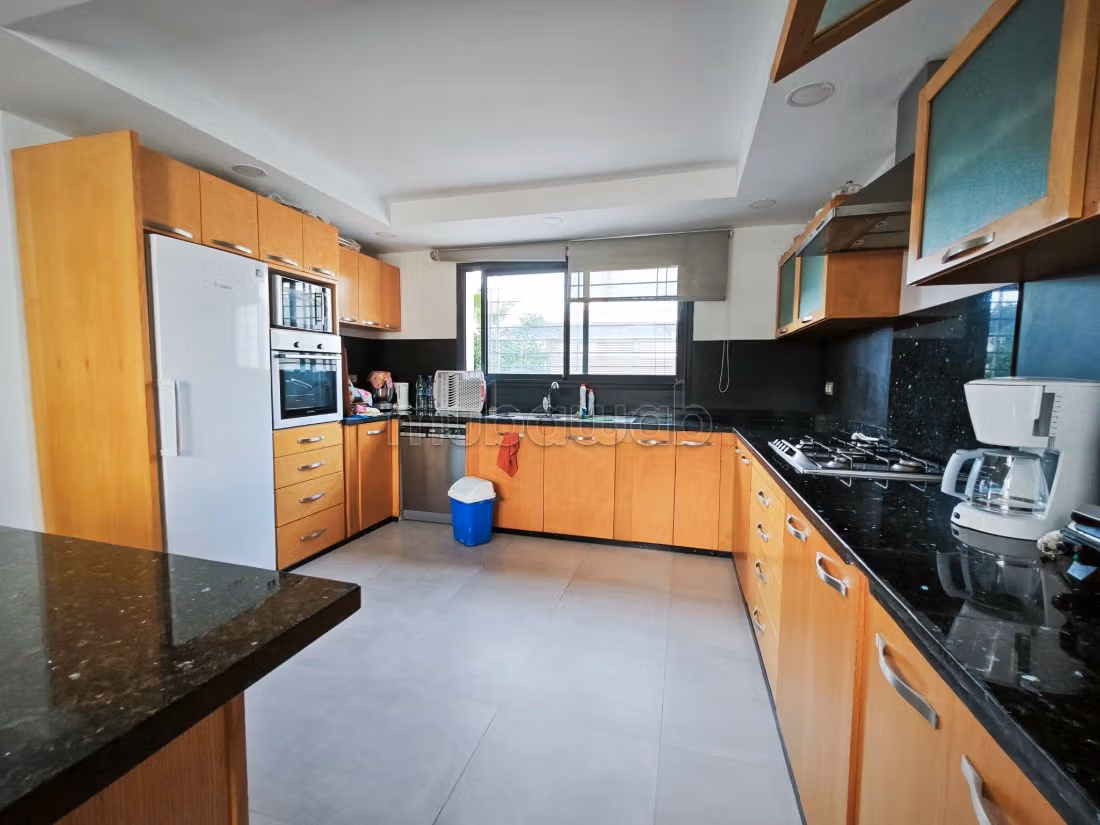 منزل فخم للبيع بدار بوعزة. 3 غرف رائعة. الراحة مع مكيف الهواء و مدفأة