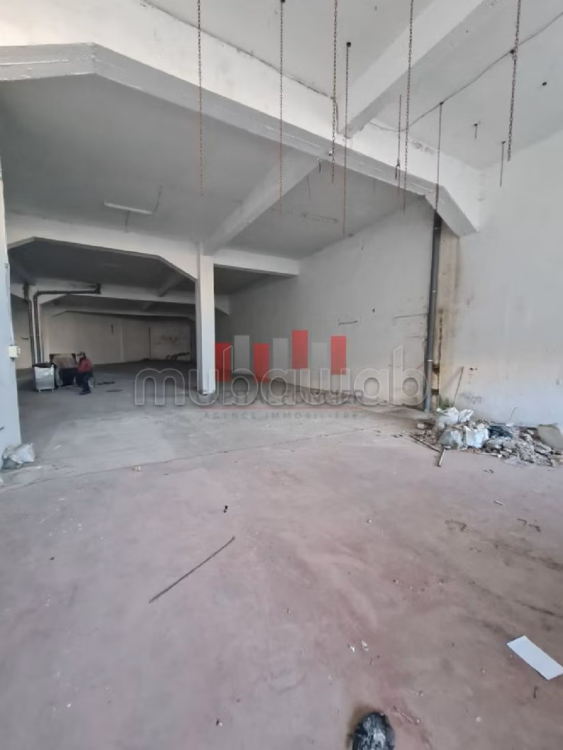 Oficinas y locales comerciales en alquiler en Bourgogne Est. Superficie de 744 m². 