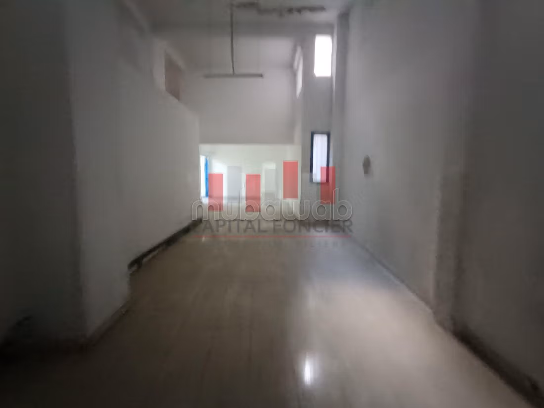 Commercieel vastgoed huren in Les Hôpitaux. Totale oppervlakte 1040 m². 