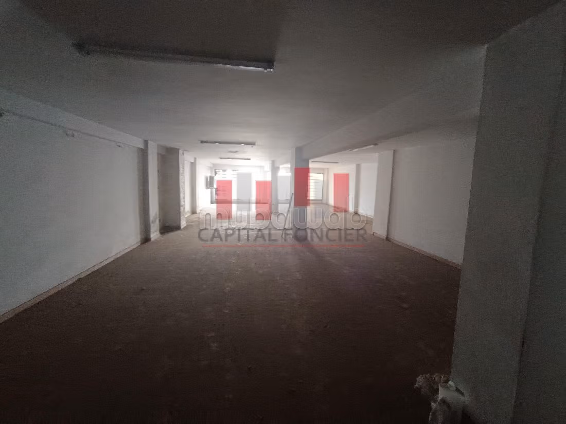 Commercieel vastgoed huren in Les Hôpitaux. Totale oppervlakte 1040 m². 