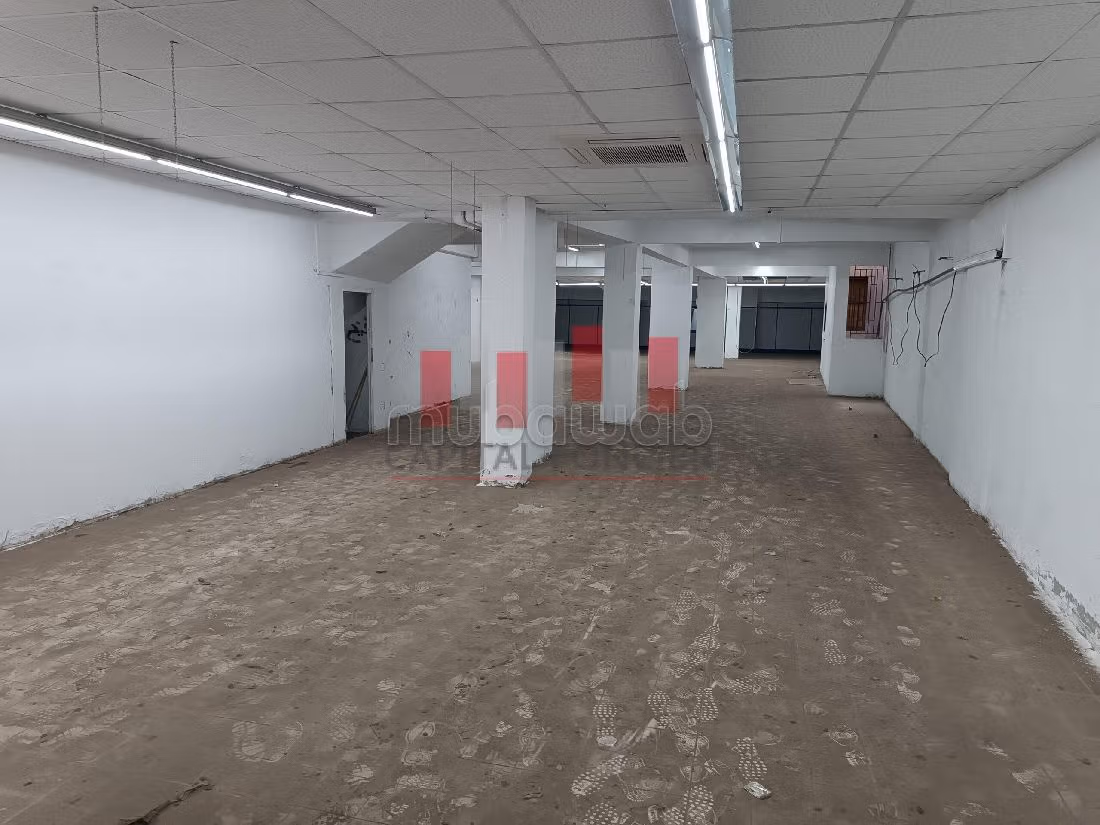 Commercieel vastgoed huren in Les Hôpitaux. Totale oppervlakte 1040 m². 
