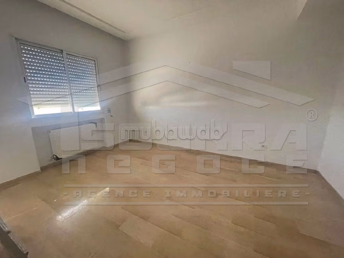 Apartment for rent in La Soukra. Surface area 100 m². Double glazed window, Central air conditioning. 