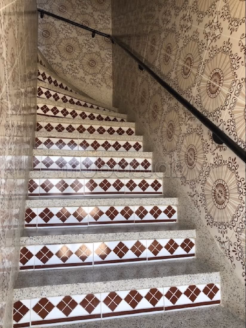 بيع منزل ب حي السلام. المساحة الإجمالية 6000 م². صالة أصيلة ، طبق الأقمار الصناعية