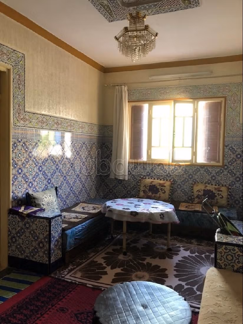 بيع منزل ب حي السلام. المساحة الإجمالية 6000 م². صالة أصيلة ، طبق الأقمار الصناعية