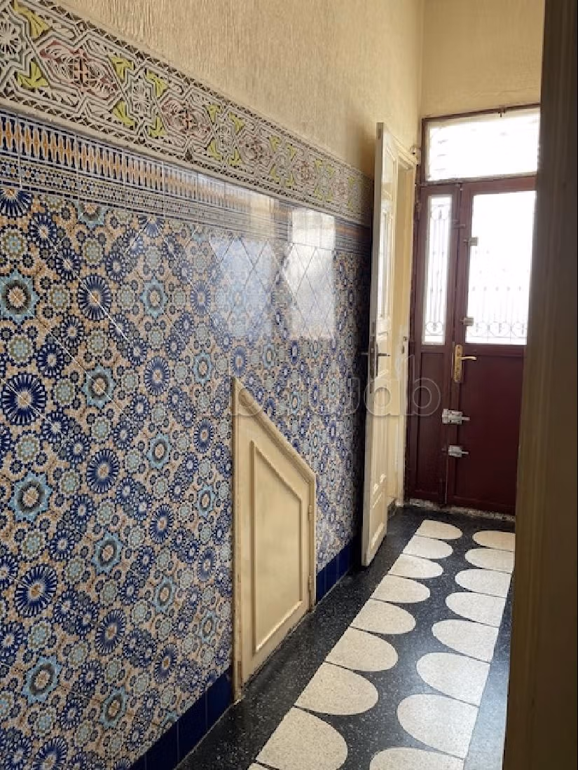 بيع منزل ب حي السلام. المساحة الإجمالية 6000 م². صالة أصيلة ، طبق الأقمار الصناعية