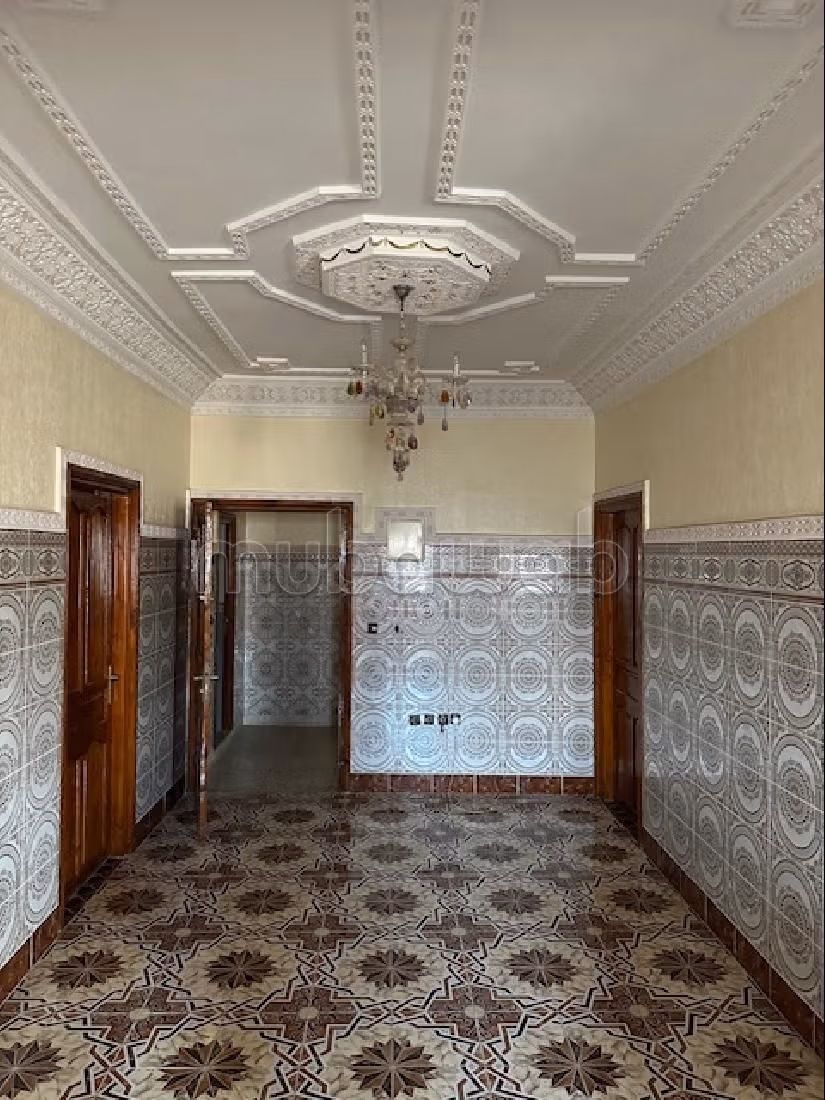 بيع منزل ب حي السلام. المساحة الإجمالية 6000 م². صالة أصيلة ، طبق الأقمار الصناعية